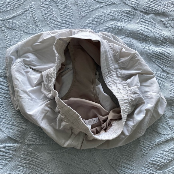 White Lululemon Hotty Hot Low-Rise Lined Short 2.5" - Picture 3 of 4